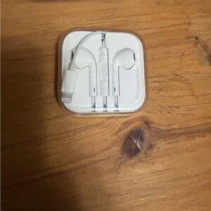 Apple White Earbud Headphones